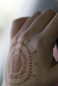 手背太阳印度符号纹身图案