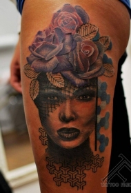 大腿现代传统风格的彩色女性肖像和鲜花纹身图案