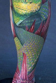 腿部彩色逼真的蛇纹身图案