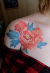 肩部温柔的彩色牡丹花纹身图案