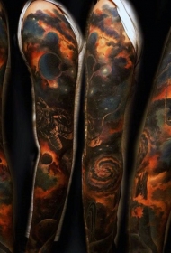 花臂奇妙的彩绘太阳系与宇航员和卫星纹身图案