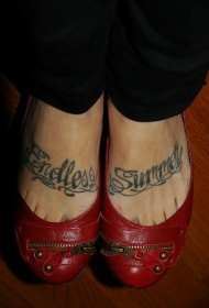 女性脚背英文字母花体纹身图案