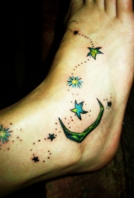 脚背彩色五角星与月亮纹身图案