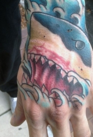 手背水彩色鲨鱼头部纹身图案