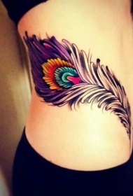 女性侧肋彩色孔雀羽毛纹身图案