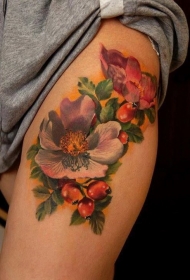 腿部逼真多彩的花卉纹身图案