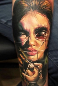手臂彩色恐怖风格的怪物女人纹身图案