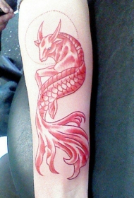 手臂微小的红摩羯鱼尾纹身图案
