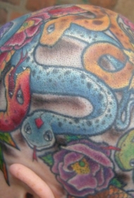 头部彩色蛇与花朵纹身图案