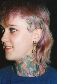 女性颈部彩色鸟和鲜花纹身图案