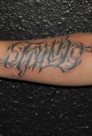 男性手臂黑色英文字母花体纹身图案