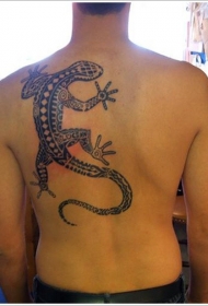 男性背部大蜥蜴图腾纹身图案