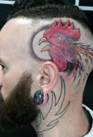 男性头部逼真的彩色公鸡纹身图案