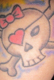 腿部彩色少女海盗标志的纹身图片