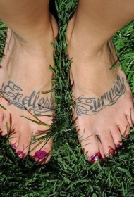 女性脚部英文字母纹身图案