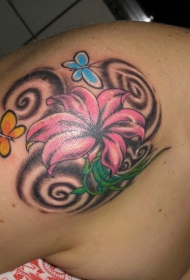 肩部彩色异国花卉与蝴蝶纹身图案