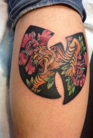 腿部图腾轮廓与老虎和花卉纹身图案