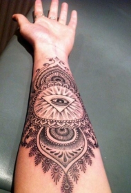 手臂海娜花纹和眼睛纹身图案