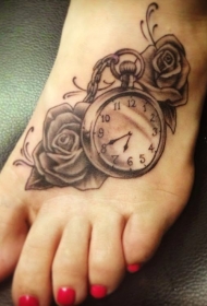 女性脚背灰色时钟与玫瑰纹身图案