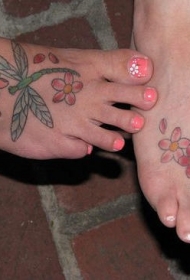 脚背绿蜻蜓和红色花朵纹身图案