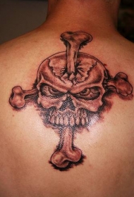 背部骷髅和骨头十字架纹身图案