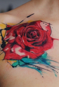 肩部水彩色的玫瑰花纹身图案