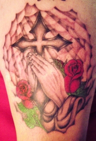 基督教风格祈祷双手十字架和鲜花纹身图案