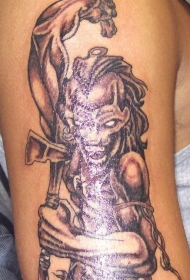 野生战士用小斧和匕首纹身图案