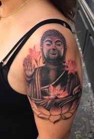 女性肩部彩色如来佛祖雕像纹身图案
