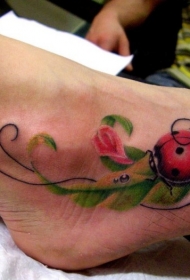 脚背红色的瓢虫和绿叶纹身图案