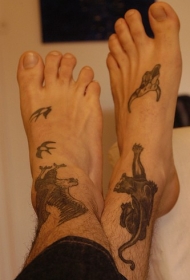 脚背灰色老鹰和狮子纹身图案