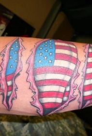 男性手臂彩色美国国旗纹身图案