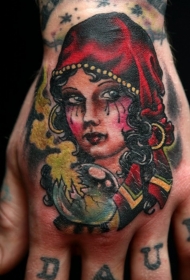 手背彩色哭泣的吉普赛女郎纹身图案