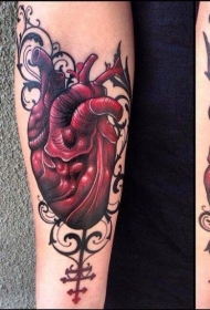 女性手臂彩色逼真的心脏纹身图片