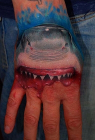 手背彩色逼真的鲨鱼电影纹身图案