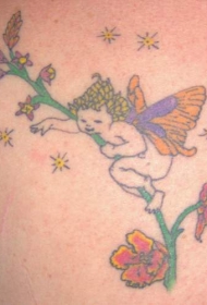 小可爱精灵爬上花朵纹身图案