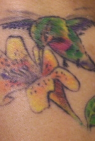 肩部彩色蜂鸟和花的纹身图案