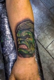 手腕彩色漫画风格愤怒的绿巨人纹身图案