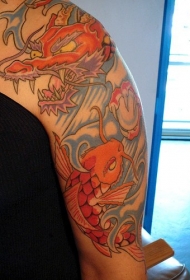 手臂肩部日本锦鲤与龙纹身图案