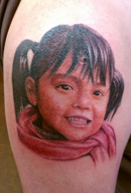 非常逼真的可爱微笑女孩肖像纹身图案