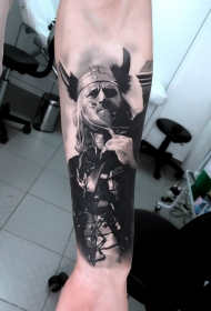 手臂黑灰色中世纪维京战士纹身图案