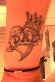 手腕爱心字母与皇冠纹身图案