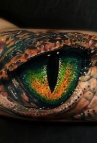 大臂内侧写实彩色鳄鱼眼睛纹身图案