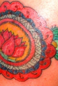 肩部彩色神圣的红莲花纹身图案