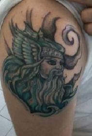 肩部彩色维京战士头像纹身图案