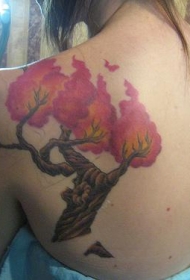 女生背部很酷的红色火焰叶子纹身图案