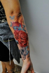 手臂彩色玫瑰花与骷髅纹身图案
