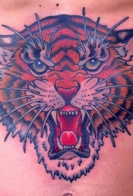 胸部彩色咆哮的老虎头部纹身图案