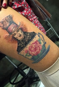 大腿彩绘爱丽丝仙境里的疯帽子肖像纹身图案