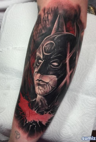 手臂插画风格的彩色蝙蝠侠肖像纹身
